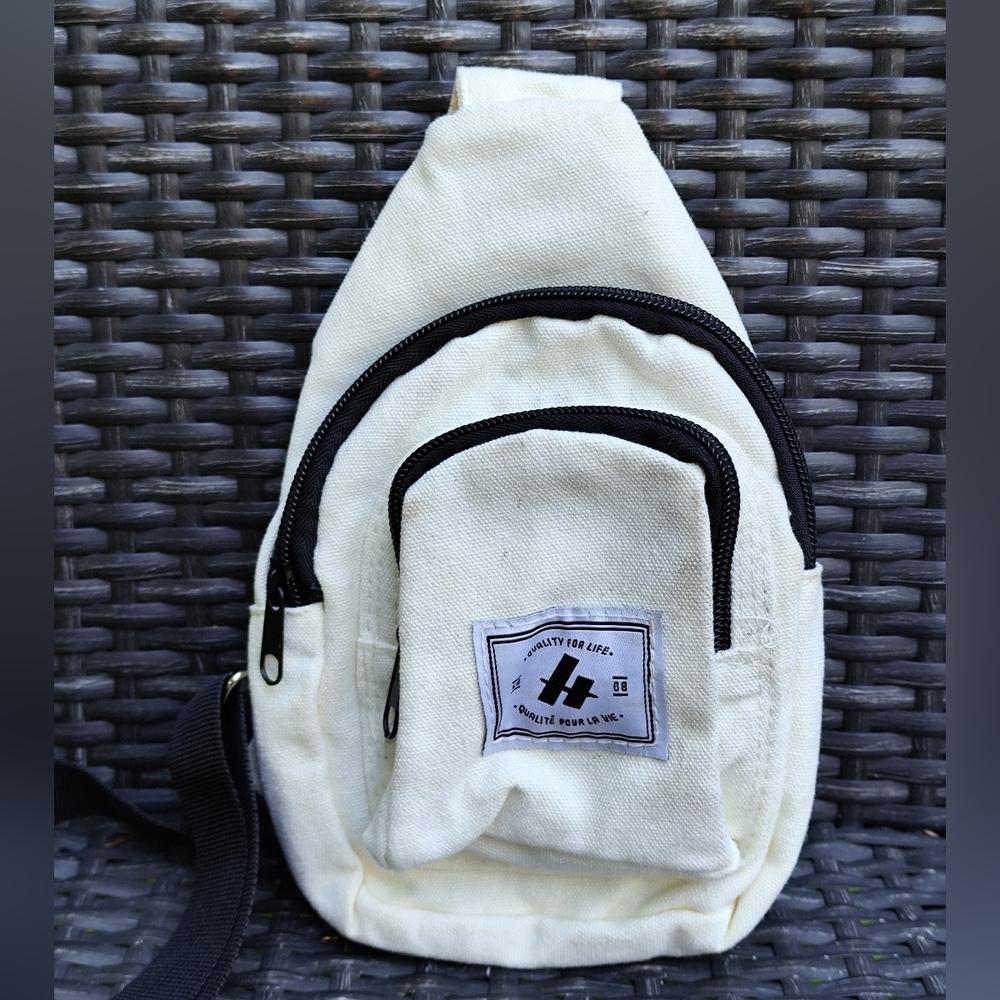3/$25💙Herschel Stylish Cream Canvas Sling Bag